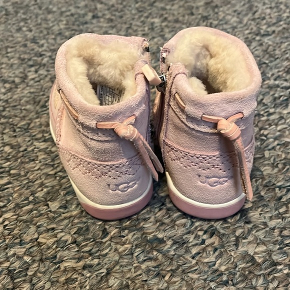 Like new Ugg boots - Picture 2 of 8